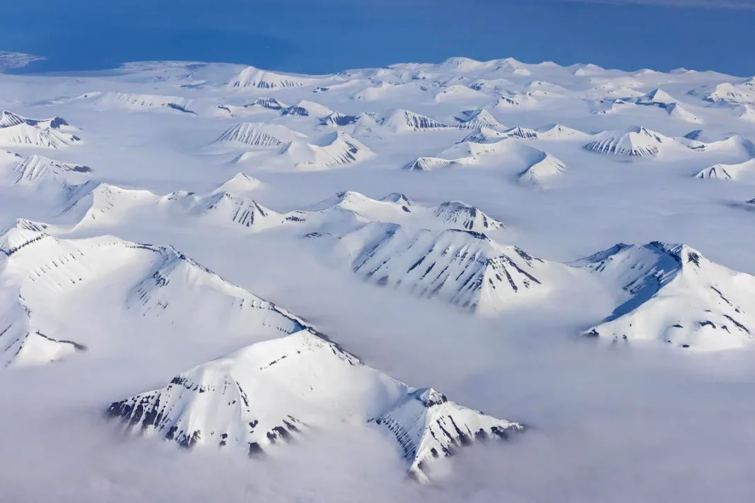 62996 Aerial view of Greenland’s vast ice-covered landscape.