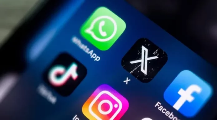 The Most Viral Moments of 2025 That Everyone Is Talking About A smartphone displaying social media apps, symbolizing the power of viral trends.