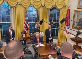 Trump Pardons Former Illinois Gov. Rod Blagojevich: Justice Served or Political Favor? Trump signing an executive pardon for Rod Blagojevich.